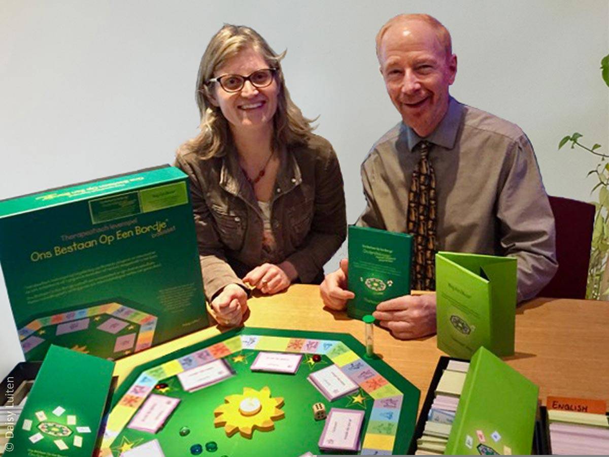 Professor Robert A. Neimeyer en Daisy Luiten bij de therapeutische tool Ons Bestaan Op Een Bordje.