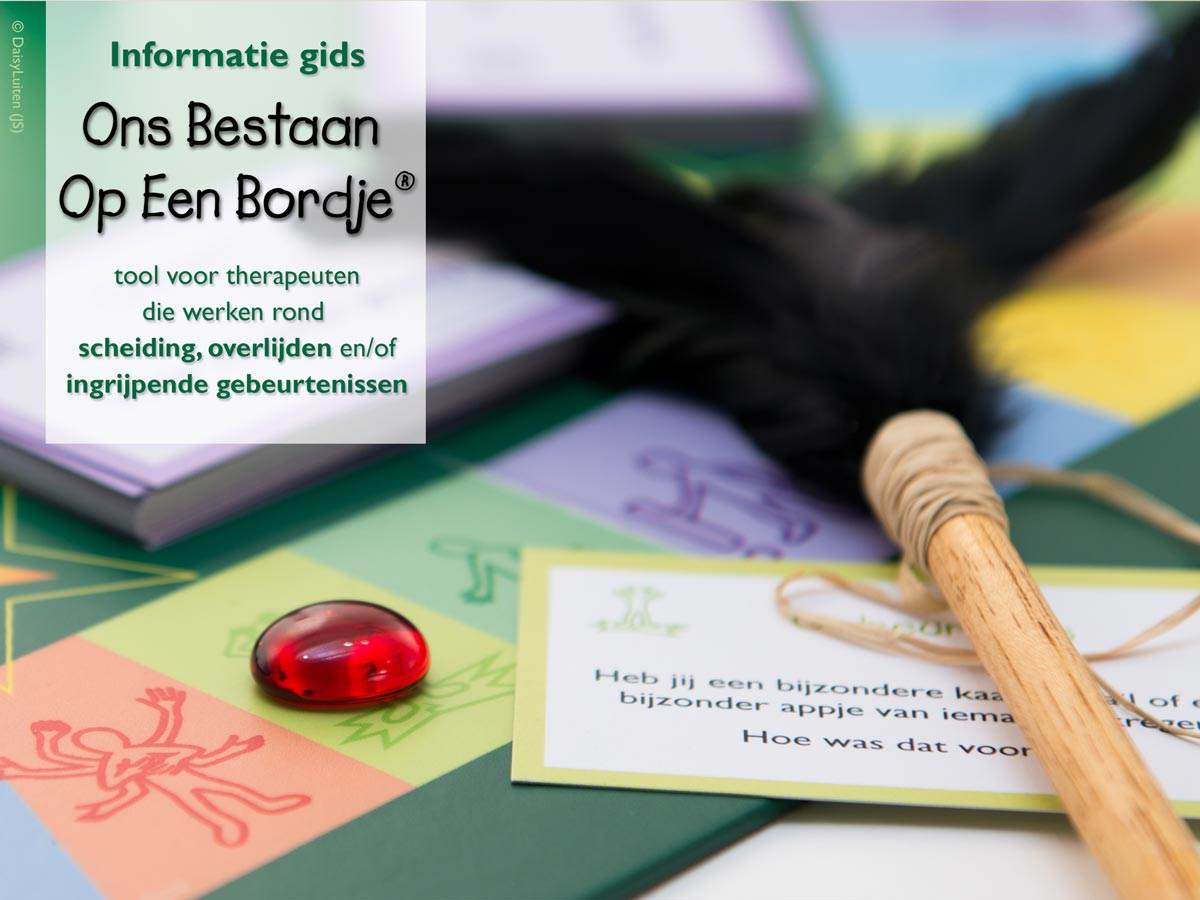 Een afbeelding van de informatiegids Ons Bestaan Op Een Bordje. Op de gids is een hoek van het groene spelbord Ons Bestaan Op Een Bordje met een kleurig traject  zichtbaar. In de achtergrond liggen twee paarse stapels kaarten. Op de voorgrond ligt in het kleurige traject een rode glazen traan op een groen vlakje. Alsof wij (de kijkers) het net zelf hebben neergelegd om even na te denken, ligt over het traject een houten praatstok met zwarte veren, met daarbij een groene vragenkaart. Op deze vragenkaart uit de categorie 'Gebeurtenis' staat de vraag: Heb jij een bijzondere kaart, email of een bijzonder appje van iemand gekregen? Hoe was dat voor jou?